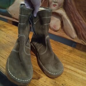 Stepper Size 9.5 Vintage Brown Suede Boots with Stitching And Wedge Rubber Sole